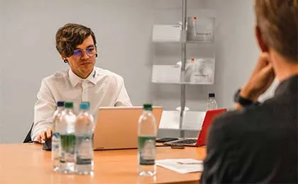 Ein Mitarbeiter beim Wissensaustausch im Rahmen des itelio Cloud Day.