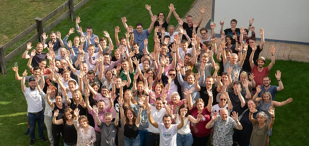 Gruppenfoto der itelio Mitarbeiter beim jährlichen Familienfest.
