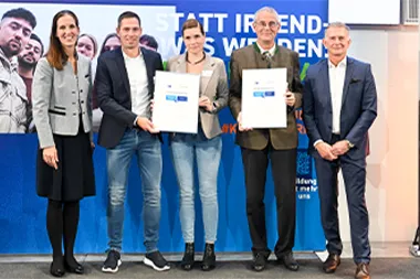 Managing Director Ingemar Mayr and HR Manager Julia Doetsch receive an award from the Chamber of Industry and Commerce.