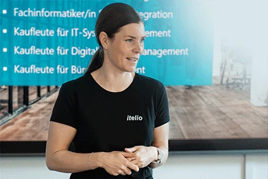 Personalmanagerin Julia Mayr heißt neue Azubis herzlich willkommen.