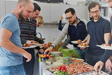 itelio Mitarbeiter beim gemeinsamen Frühstück im Aufenthaltsraum.