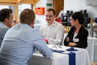 itelio Mitarbeiter und Besucher des itelio Cloud Days im Austausch beim Get-together.