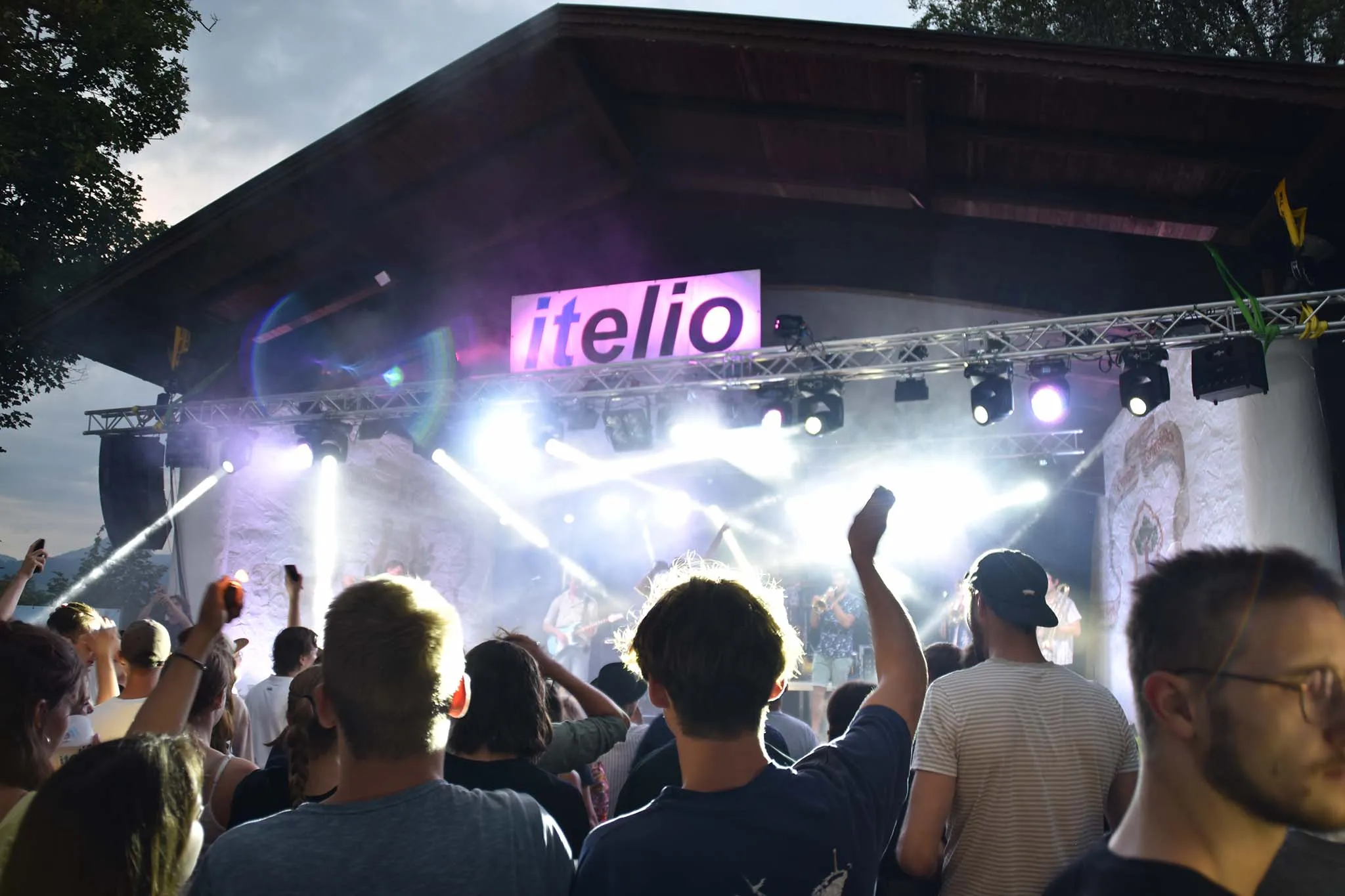 Jubelnde Menge vor der Bühne des itelio Kurpark Open Air.