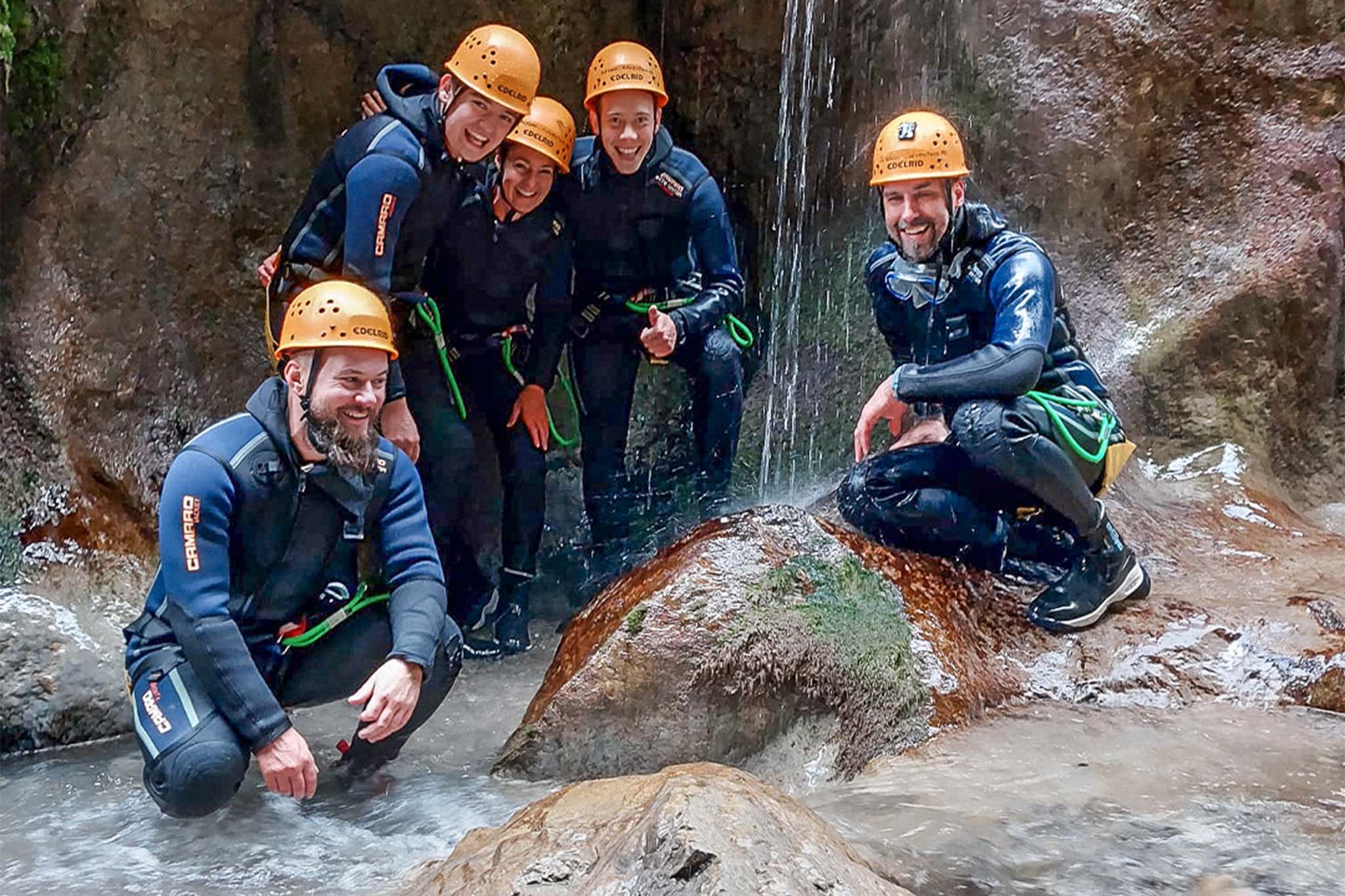 Das IT-Service-Vertriebs-Team beim gemeinsamen Ausflug zum Canyoning.