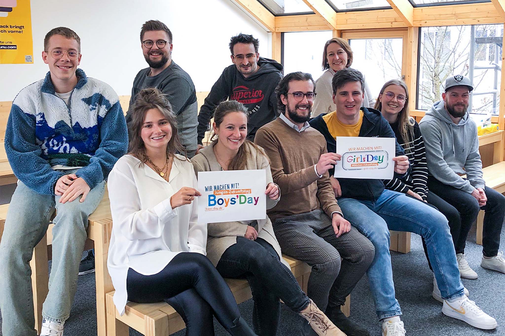 Mitarbeiter von itelio freuen sich auf interessierte Jugendliche auf dem Girls-/Boys-Day, um verschiedene Berufe bei itelio kennenlernen zu können.