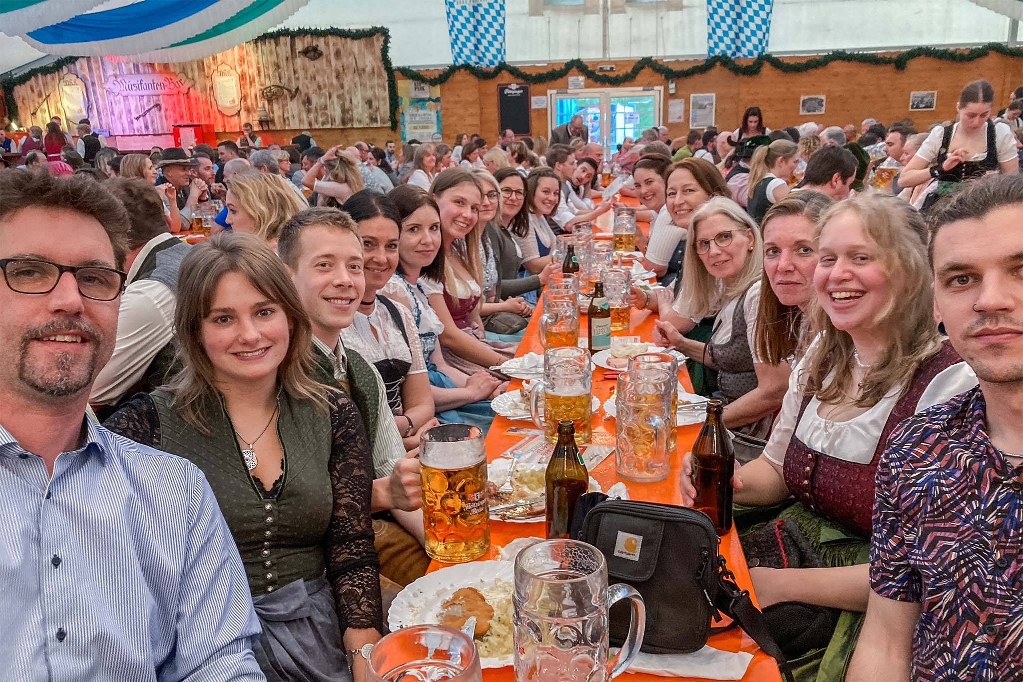Einige Mitarbeiter von itelio bei einem gemütlichen Beisammensitzen im Kieferer Bierzelt nach der Arbeit.
