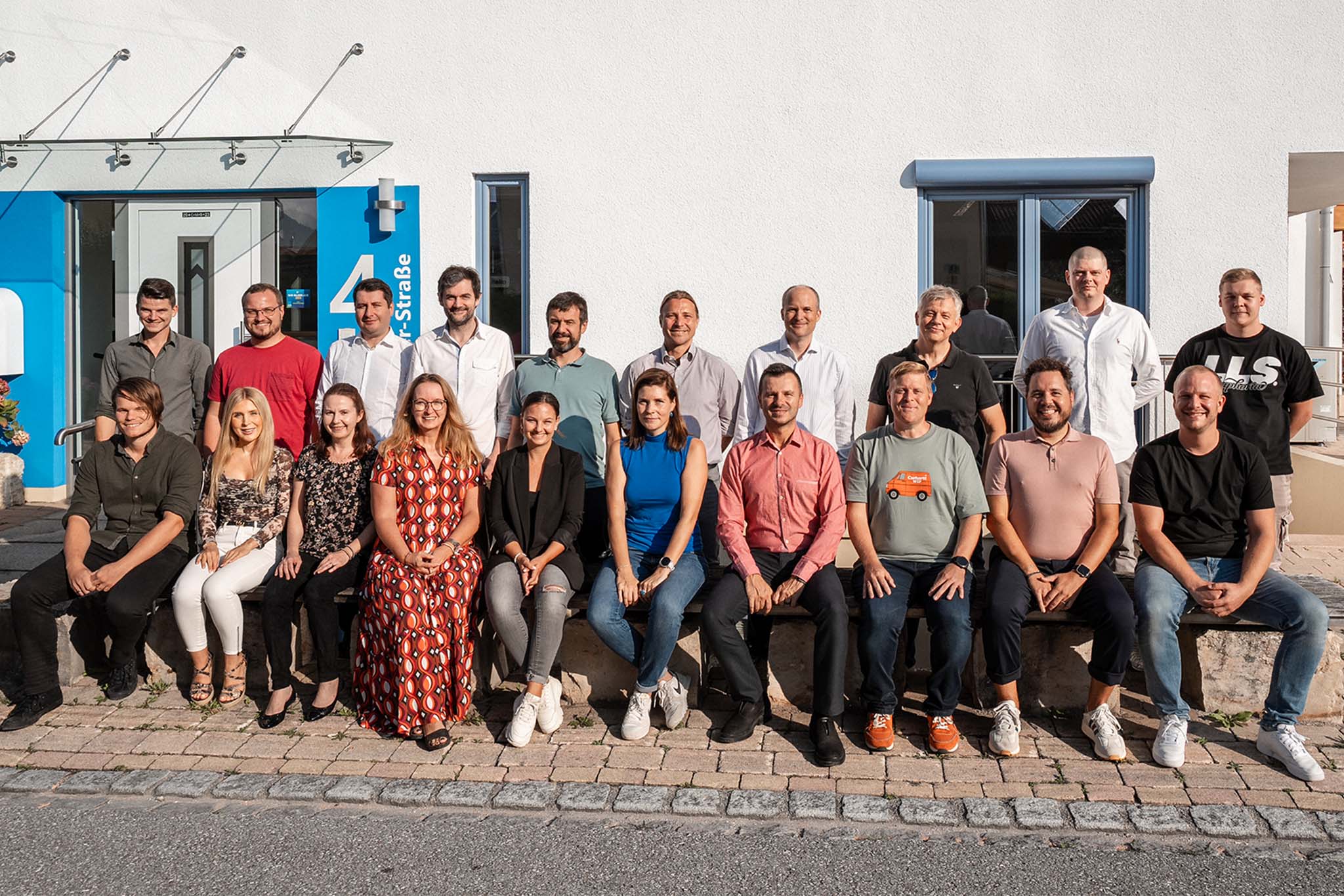 Gruppenfoto einiger Mitarbeiter, die ein rundes Firmenzugehörigkeits-Jubiläum zu feiern haben.
