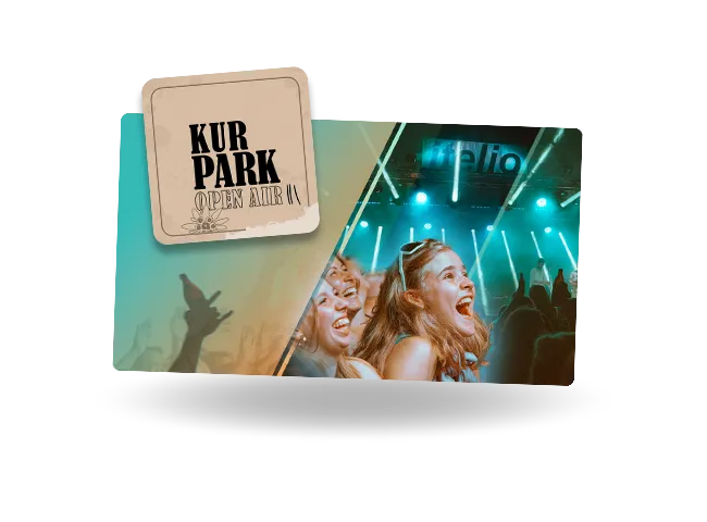 Jubelnde Zuschauer neben dem Logo des Kurpark Open Air, dem Festival der itelio GmbH für alle Fans moderner Mundart-Band aus dem bayerischen und österreichischen Raum.