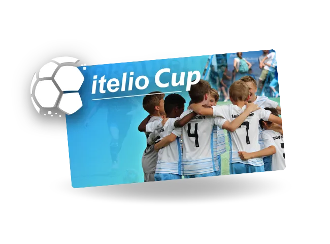 Eine U10-Fußballmannschaft neben dem Logo vom itelio Cup.