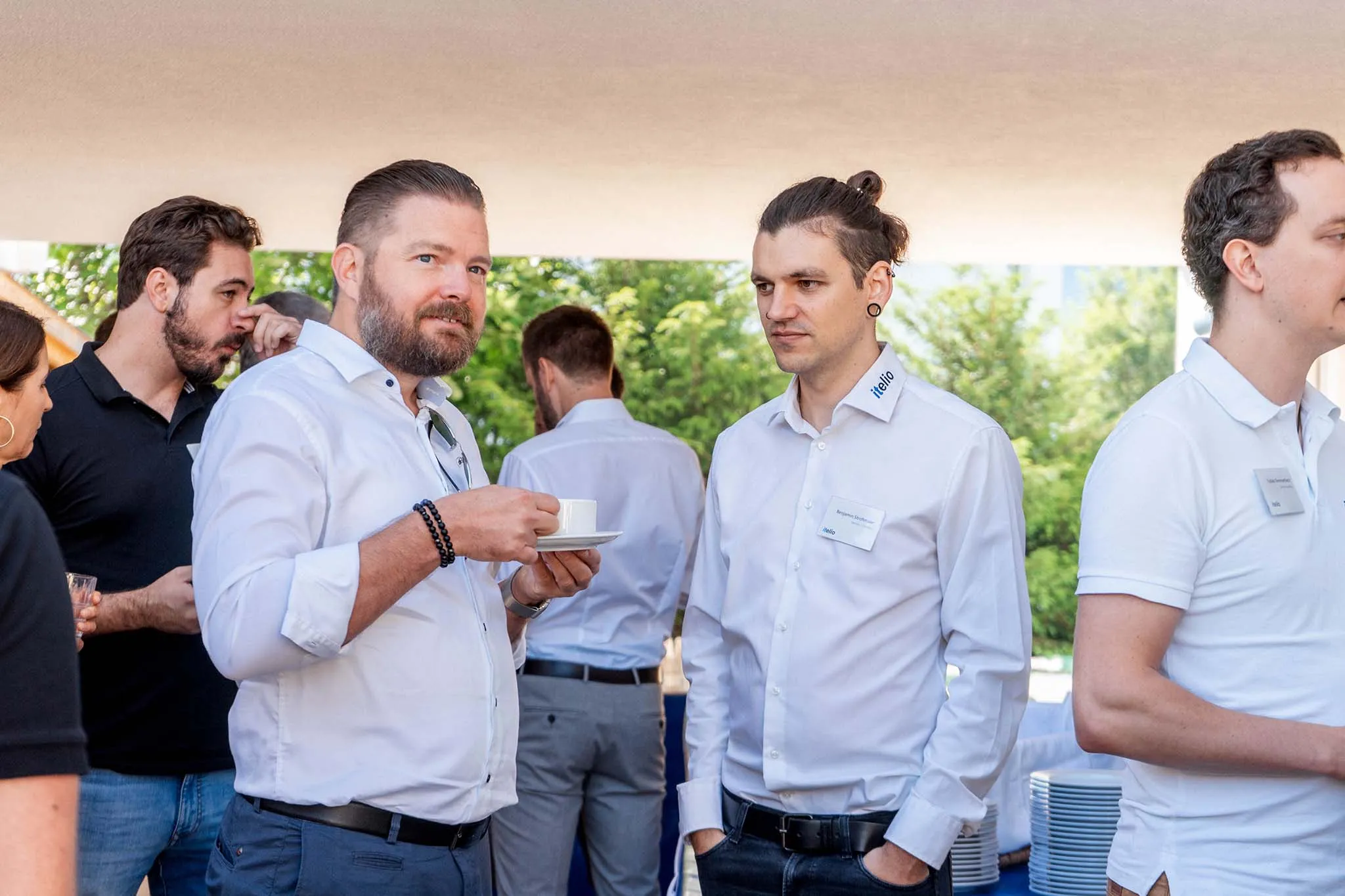 itelio Mitarbeiter Benjamin Strohmaier im Austausch mit einem Kunden am itelio Cloud Day 2023