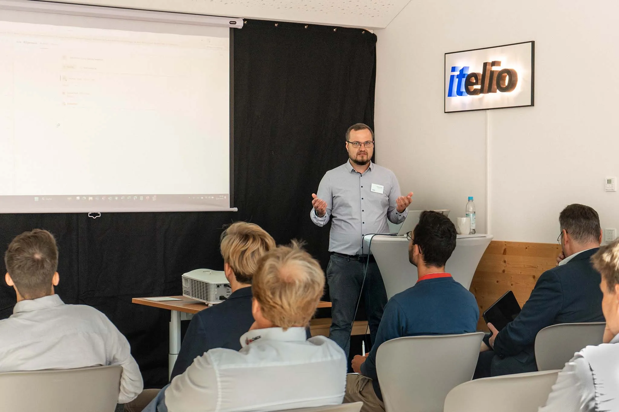 itelio Mitarbeiter Thomas Thaler während seiner Präsentation am itelio Cloud Day 2023