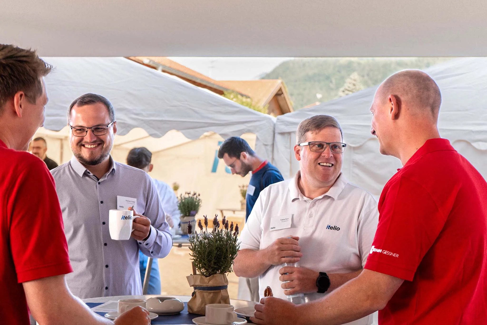 Geschäftsführer Tobias Kurz und Thomas Thaler beim Gespräch mit Kunden am itelio Cloud Day 2023