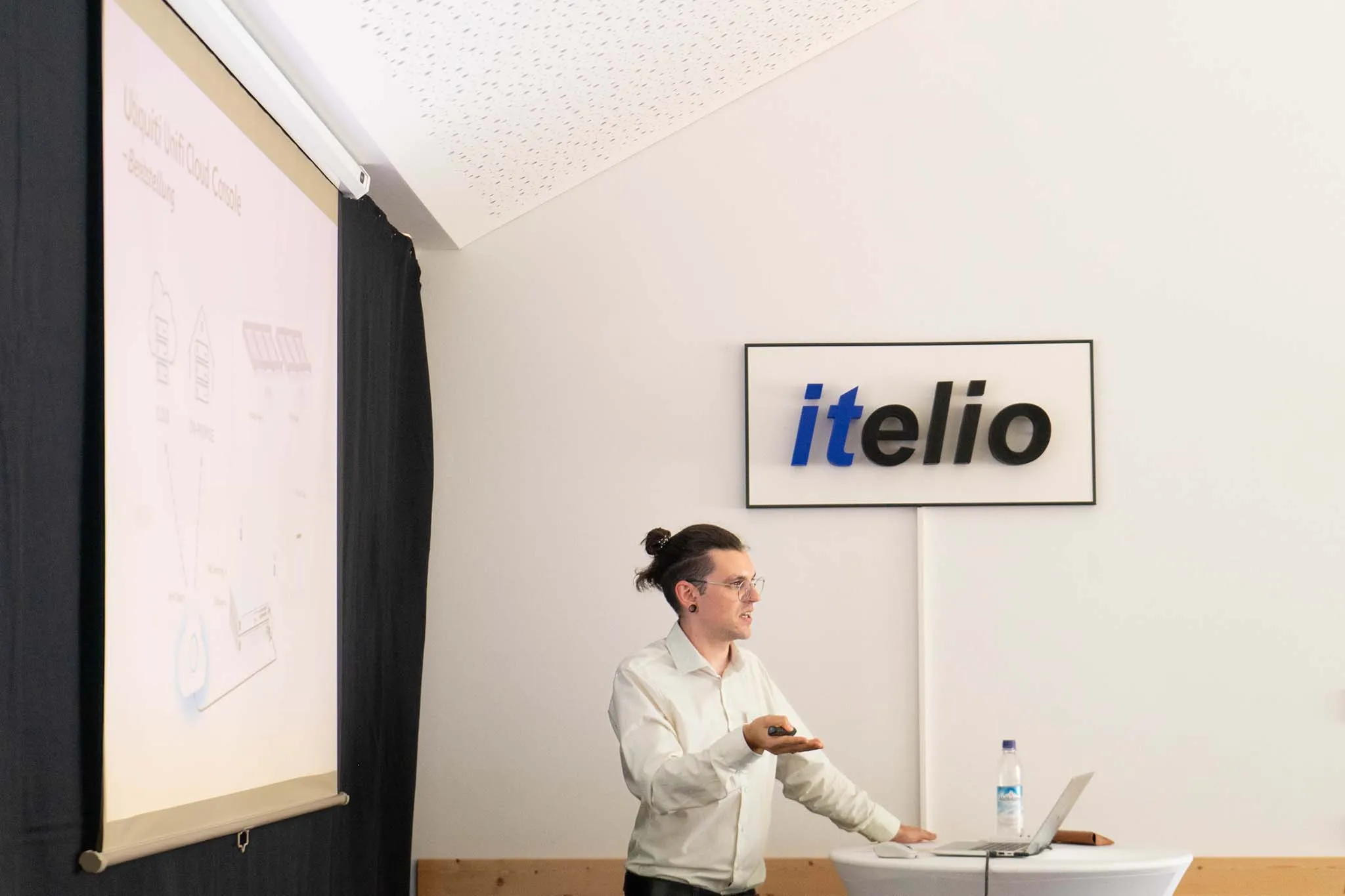 itelio Mitarbeiter Benjamin Strohmaier während seiner Präsentation am itelio Cloud Day 2023