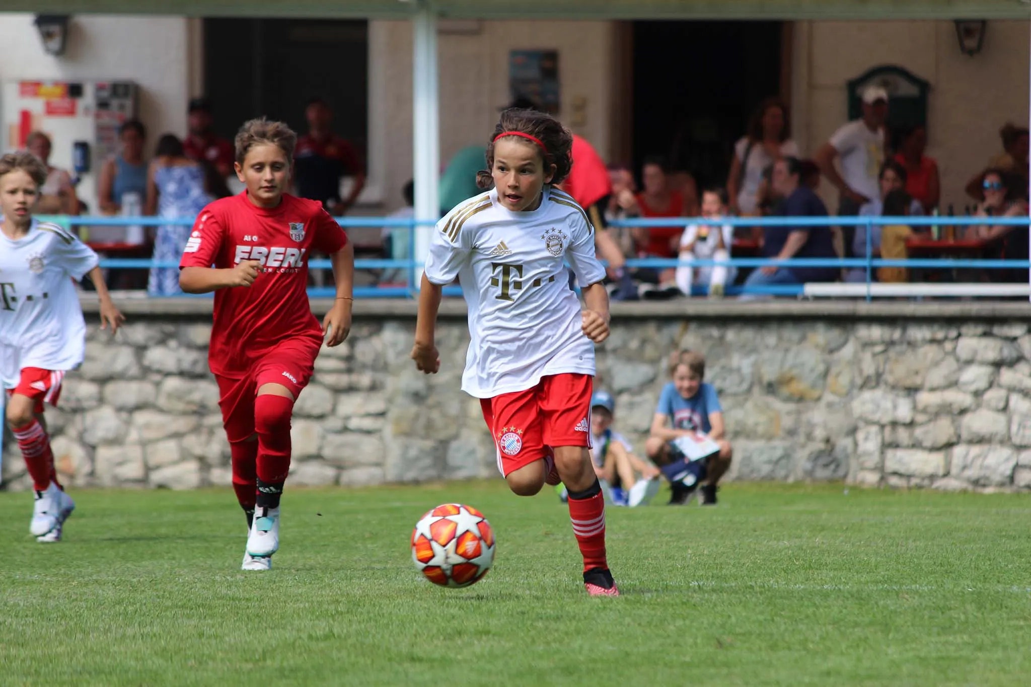 U10-Spieler des FC Bayern München im Zweikampf beim itelio Cup 2023
