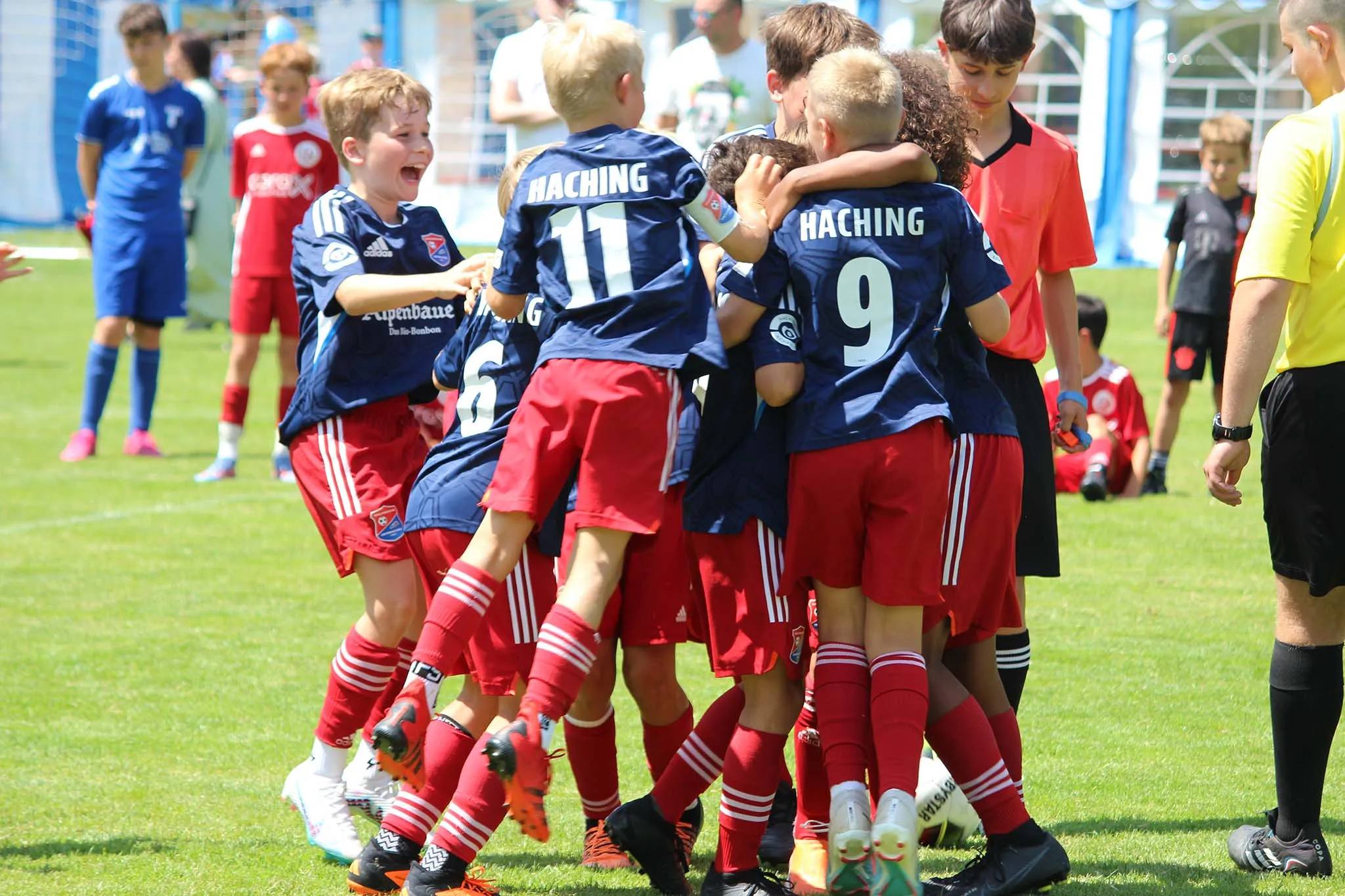 Spieler des SpVgg Unterhaching beim Torjubel
