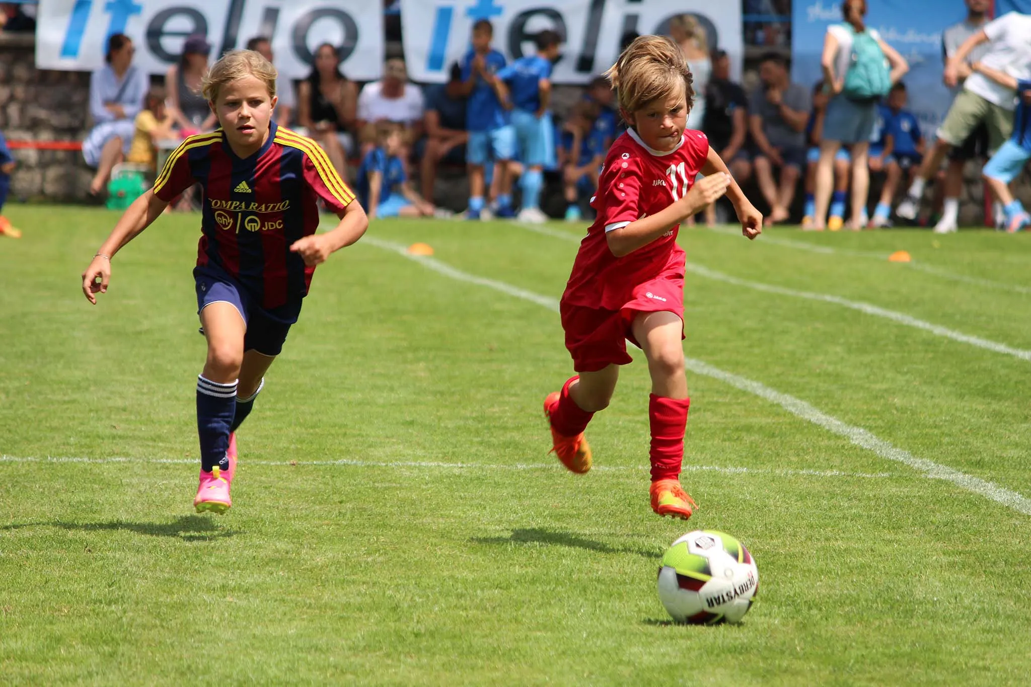 Zwei U11-Spieler im Zweikampf beim itelio Cup 2023 Jugendfußballturnier