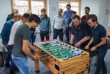 Mitarbeiter der itelio bei einem Kickerturnier